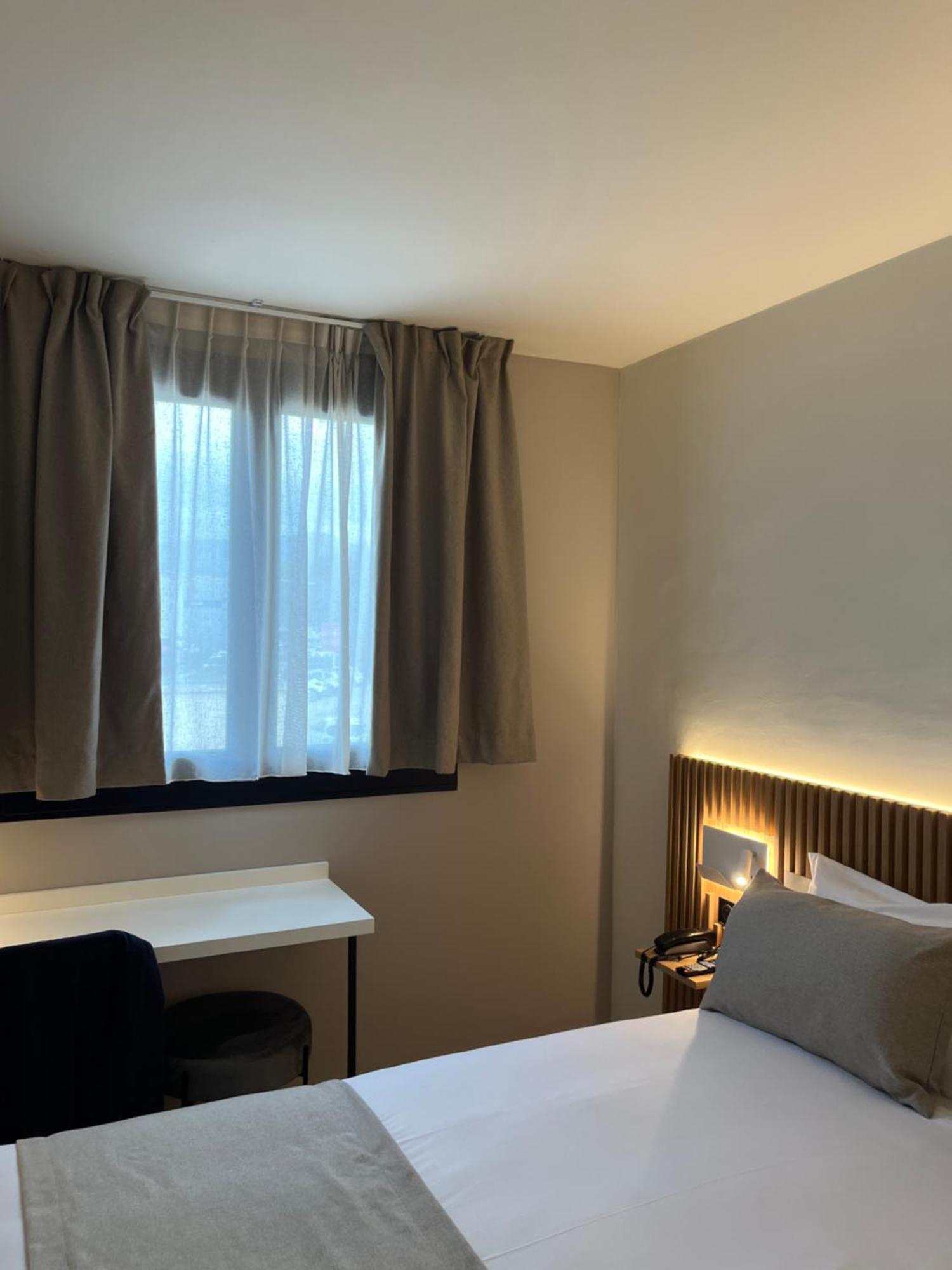 Hotel Le Relais Des Brasseurs - Aubagne Bagian luar foto