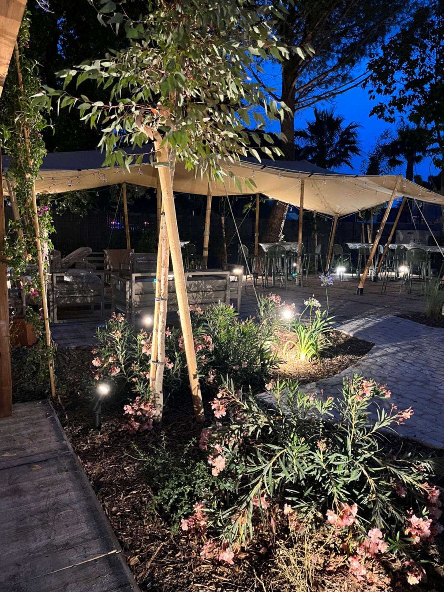 Hotel Le Relais Des Brasseurs - Aubagne Bagian luar foto