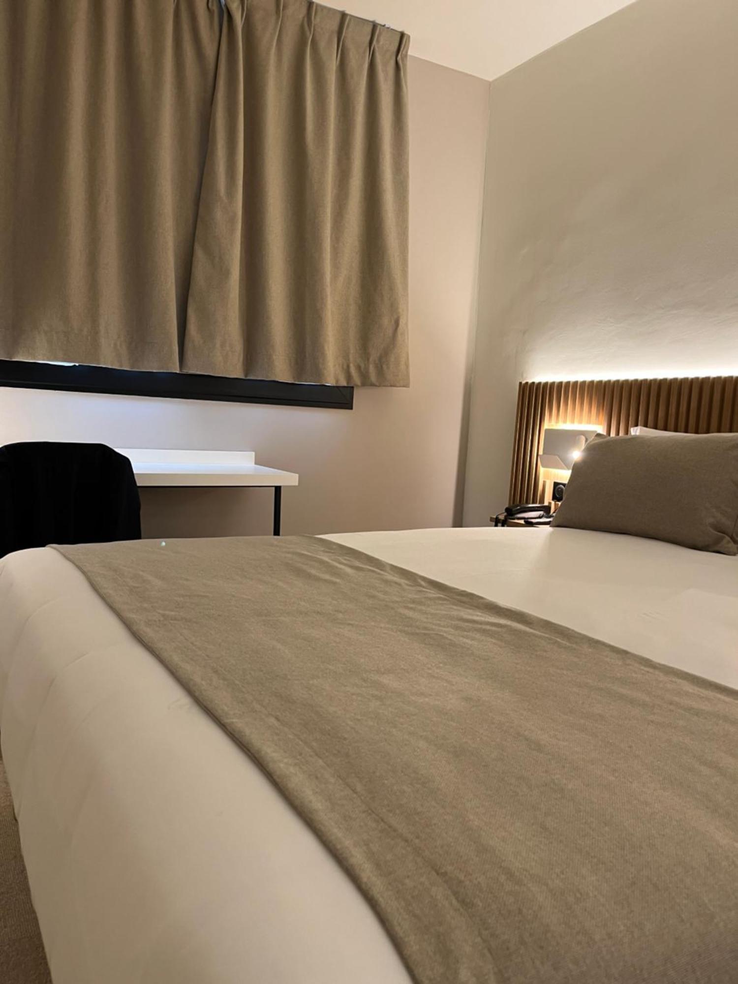 Hotel Le Relais Des Brasseurs - Aubagne Bagian luar foto