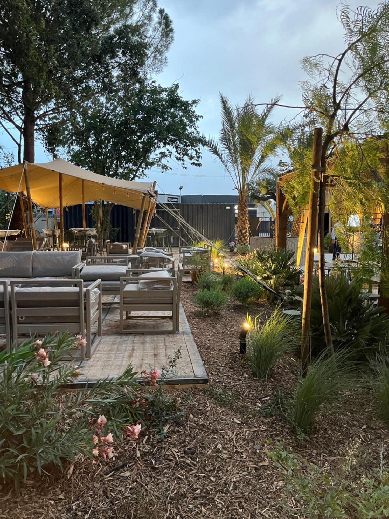Hotel Le Relais Des Brasseurs - Aubagne Bagian luar foto